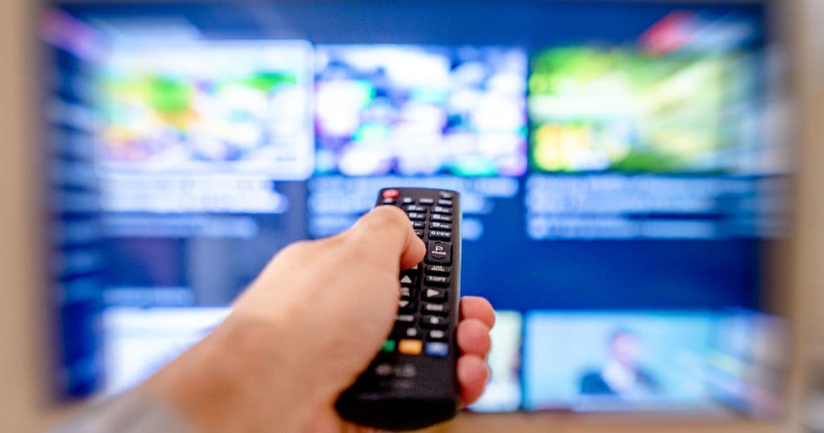 Guía de programas (EPG) de IPTV en una televisión, con la rejilla de canales y horarios mostrando la programación de cada franja