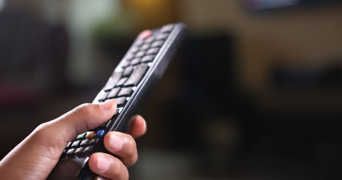 Pantalla de inicio de Android TV con una aplicación de reproductor IPTV abierta