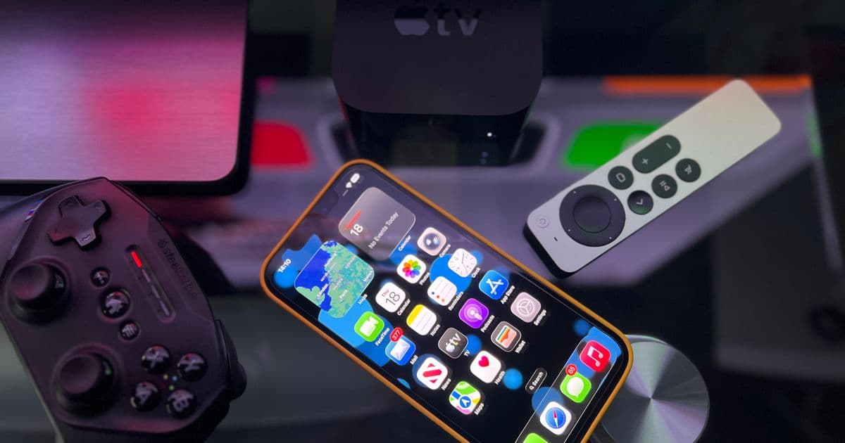 Apple TV conectado a un televisor y un iPhone mostrando la interfaz de un reproductor IPTV con la guía de canales