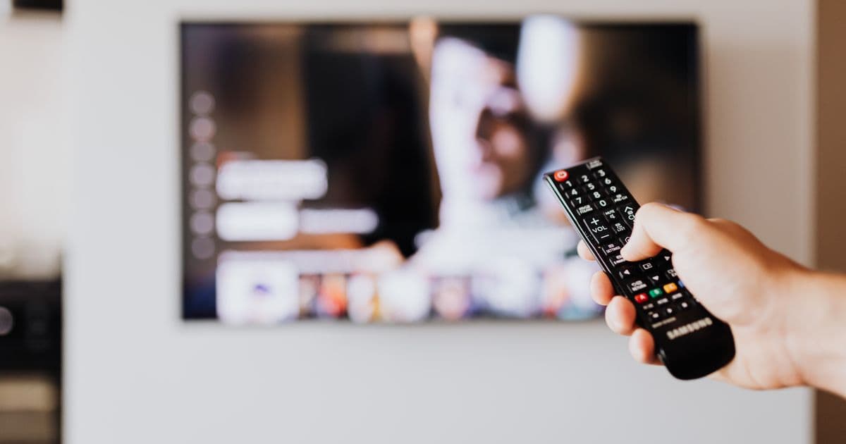Televisor mostrando una pantalla negra con la aplicación de IPTV abierta encima