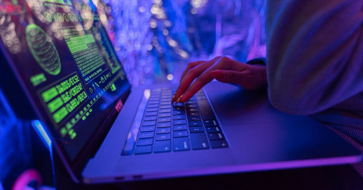Móvil y televisor mostrando un aviso de malware junto al icono de una app de reproductor IPTV segura