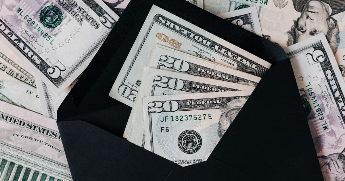 Billetes dentro de un sobre, el coste oculto de lo gratis
