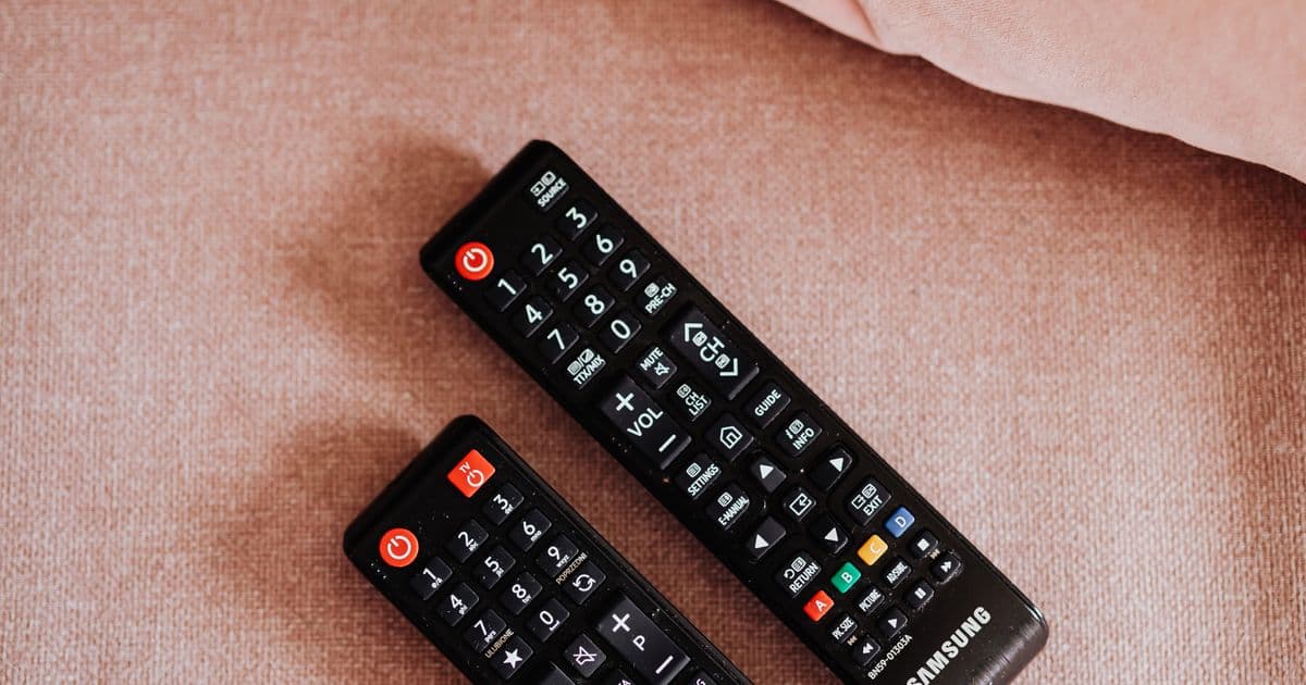Dos mandos de televisión sobre un sofá